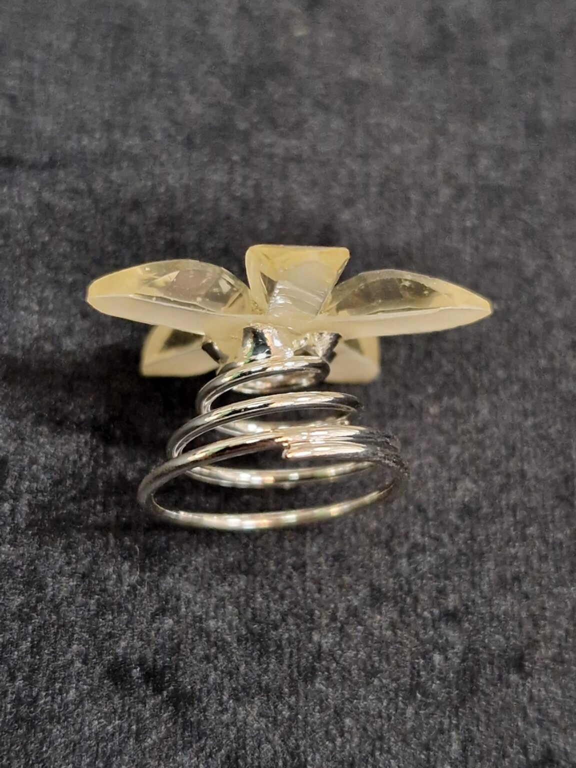 13. Silverfärgat Hårsmycke, vita blomma   med skruvfäste - Bild 2