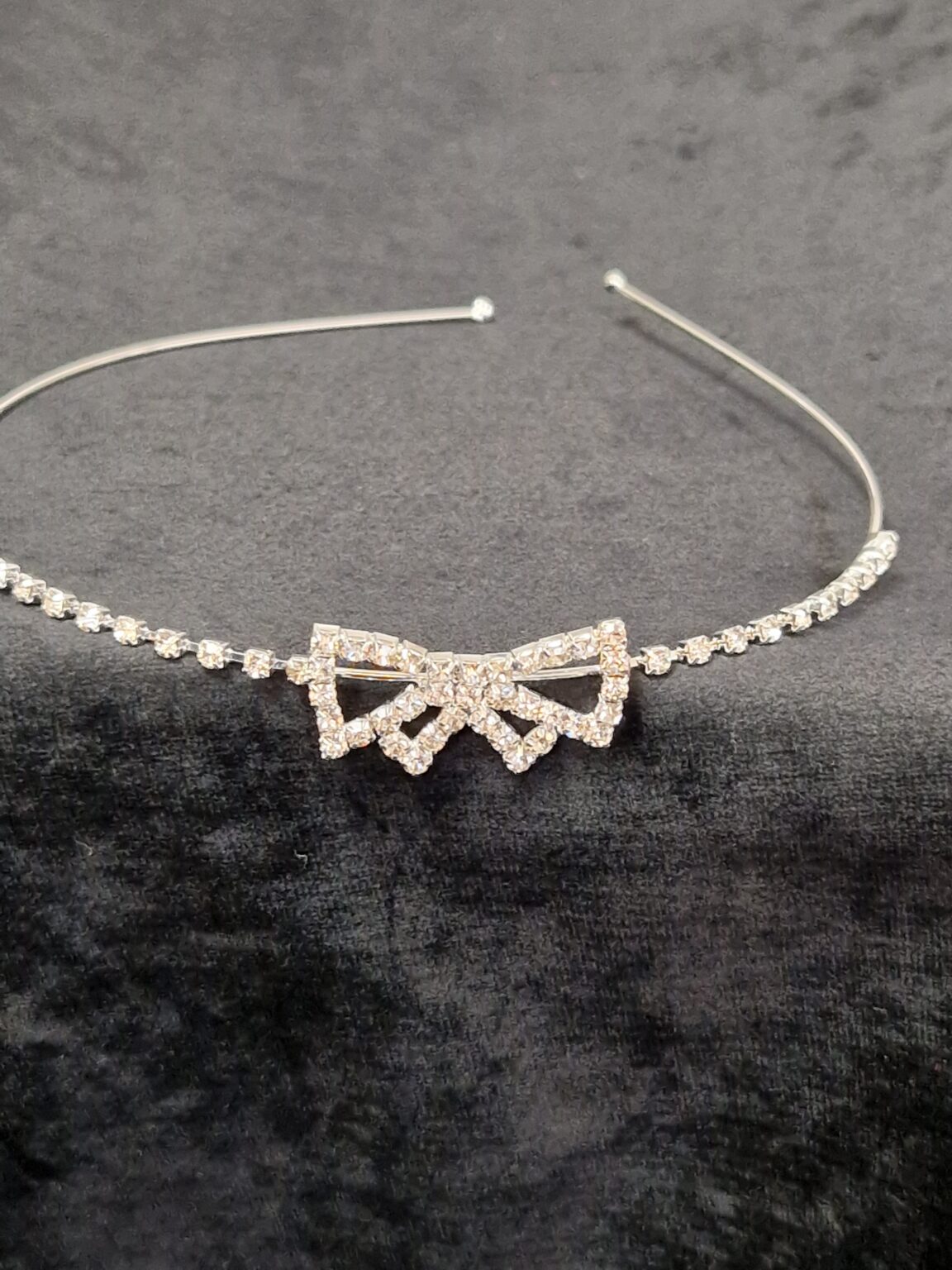 29. Silverfärgat Hårsmycke, Diadem med rosett med stenar